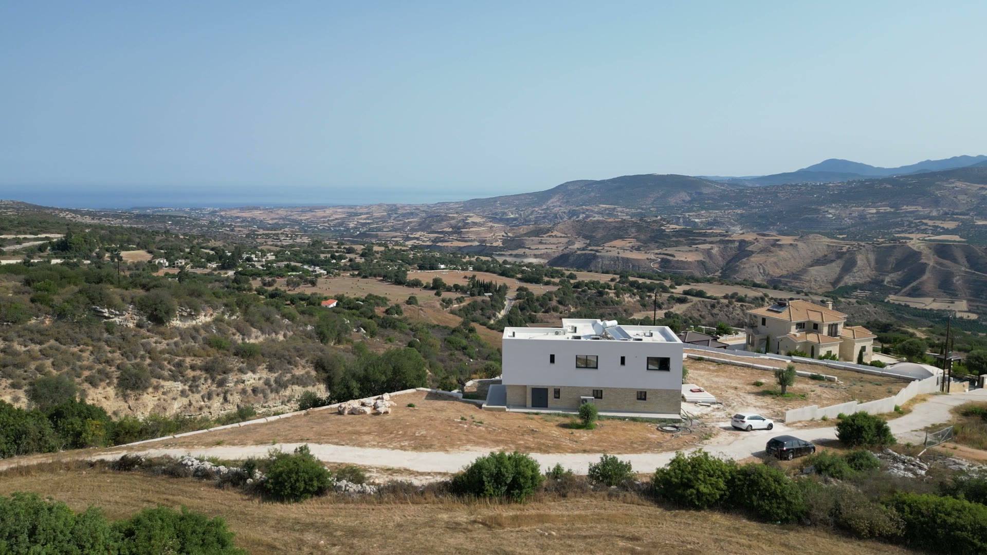 Luftaufnahme einer mediterranen Villa mit Meerblick an der zyprischen Küste