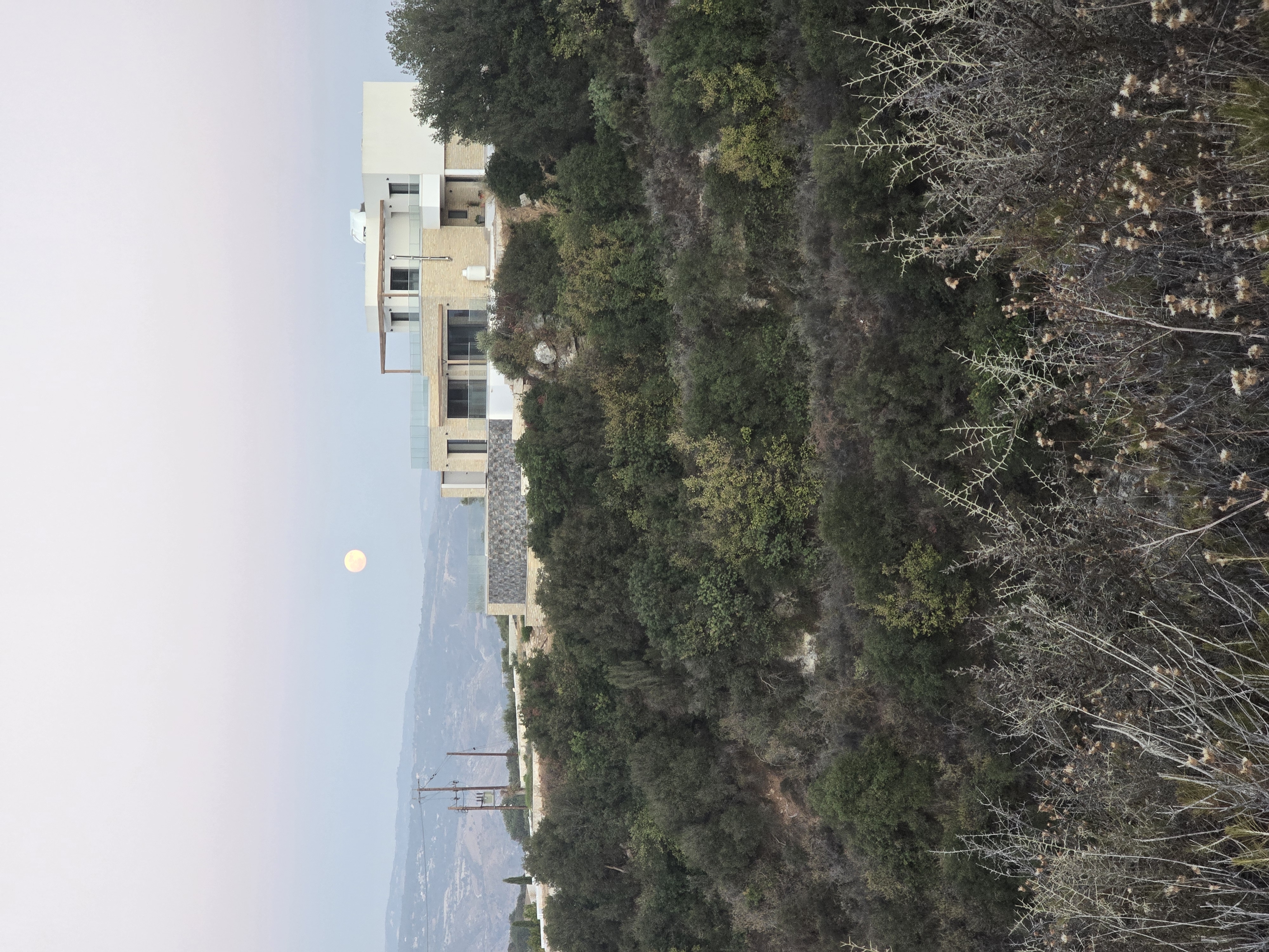 Nahaufnahme der Villa mit hochwertigen Baumaterialien und Meerblick
